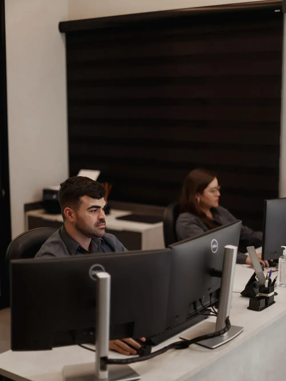 Contador da MP Assessoria em frente ao monitor, com a identidade do escritório na tela