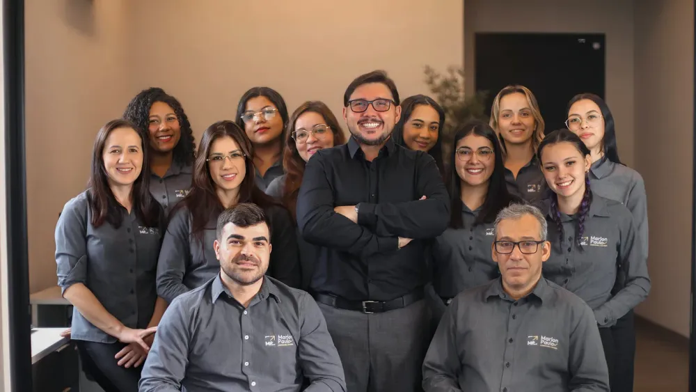 A equipe da MP Assessoria Contábil reunida no escritório, em Olímpia